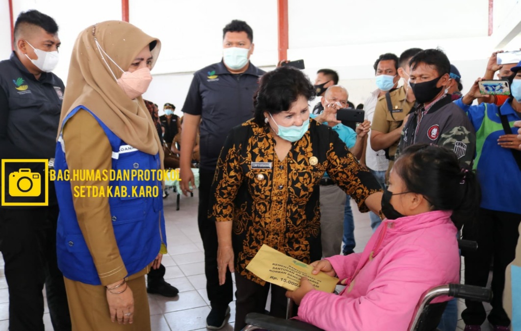 Bupati Karo Beri Bantuan Korban Longsor