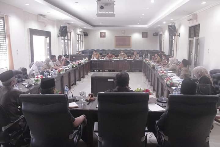 Komisi I DPRD Kota Solok menggelar rapat kerja dengan mitra kerja dengan Asisten I,Dinas Pekerjaan Umum,Bagian Pemerintahan Setda,Bagian Hukum Setda,Camat Tanjung Harapan dan Lurah Nan Balimo