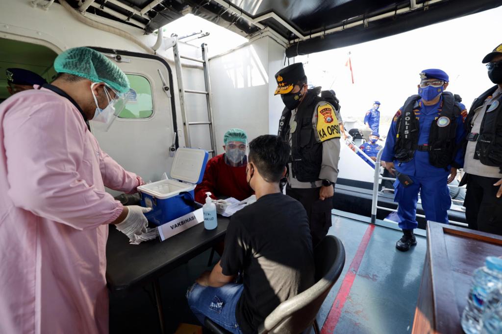 Cek langsung Vaksinasi Merdeka Di atas Kapal, Ini Kata Kapolda Jatim Irjen Pol Nico Afinta