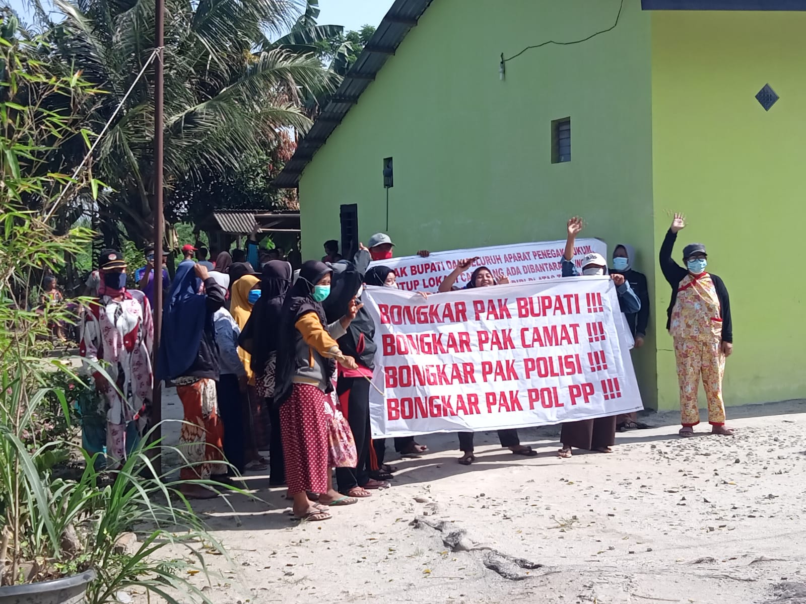 Ibu-ibu  Dusun Banjar Negoro Minta  Warung Tuak Bantaran Sungai Ular Dibongkar