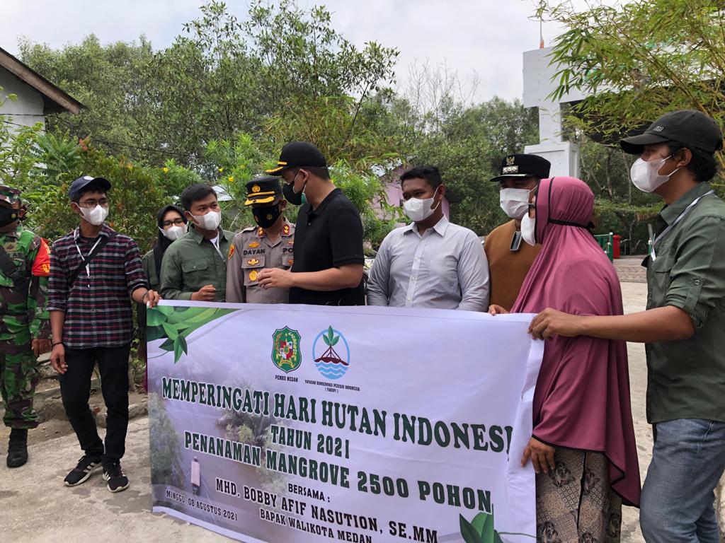 Walikota Dan Kapolres Belawan Serahkan 2500 Bibit Manggrove