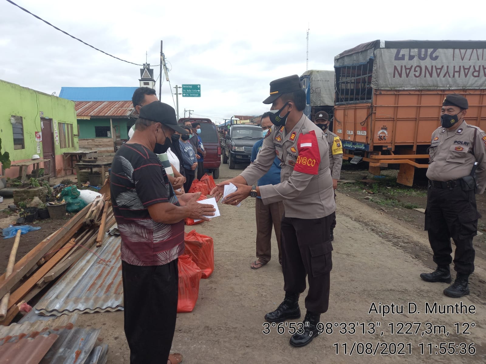 Bencana Angin Puting Beliung Menimpa desa kubu colia Polres Tanah Karo Berikan Bantuan Kepada Korban