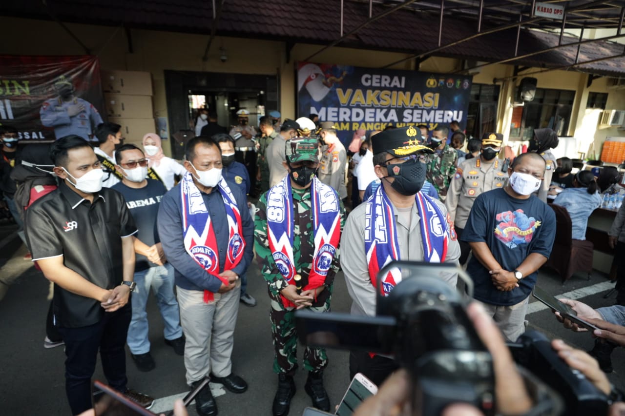 Kapolda Jatim dan Pangdam V Brawaijaya Apresiasi Arema Pelopor Vaksinasi