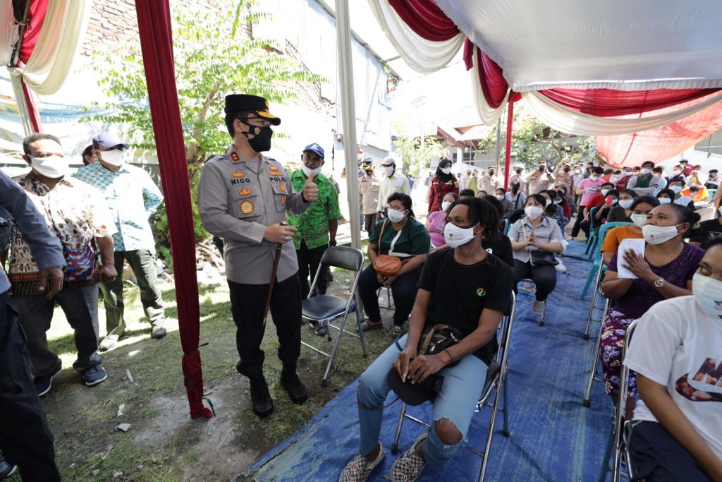 Polda Jatim Melaksanakan Vaksinasi komunitas masyarakat Papua di Surabaya