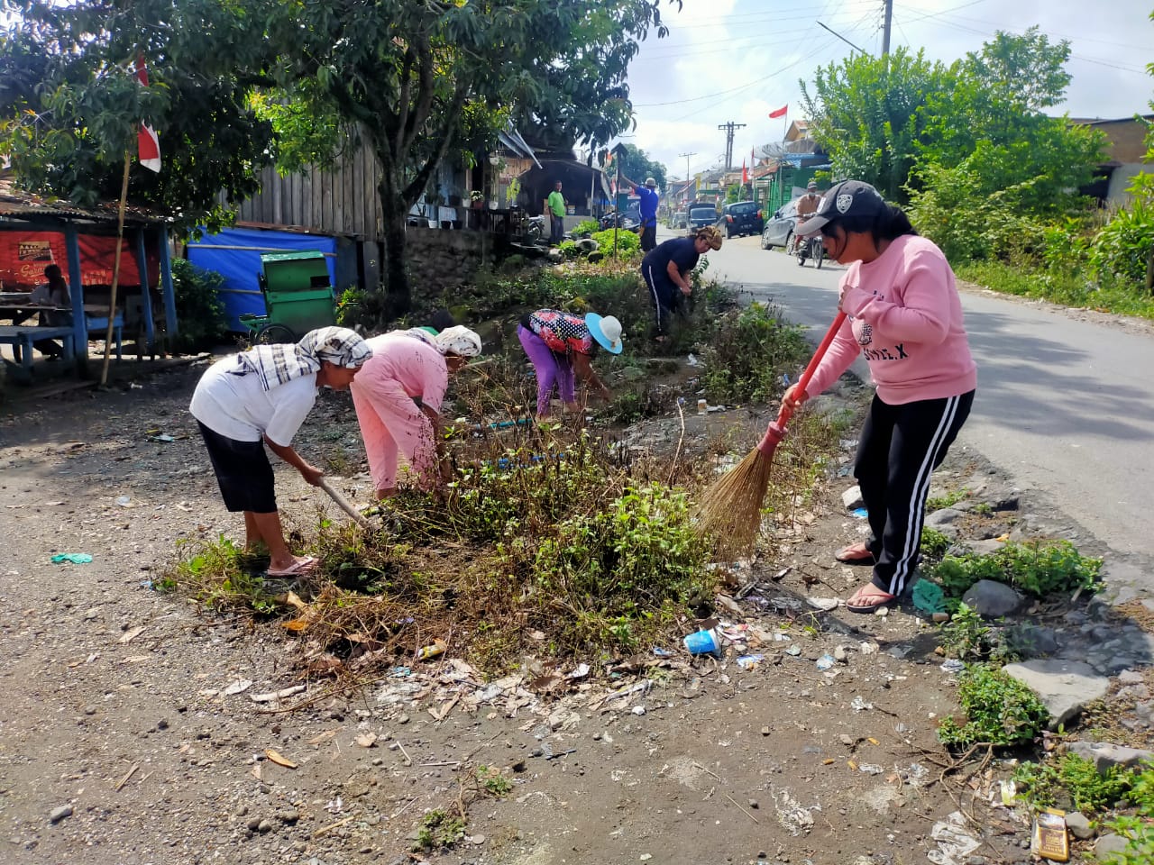 Jelang Kemerdekan RI 76 Warga Desa Batu Karang Gotong Royong Bersama Muspika