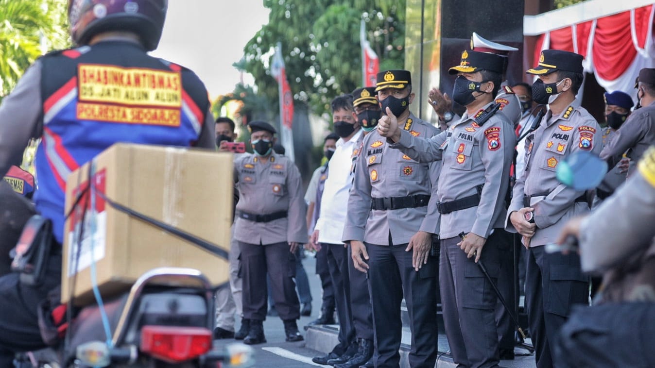 Polda Jatim Berbagi 76.000 Bendera Merah Putih untuk Indonesia Tangguh, Indonesia Tumbuh