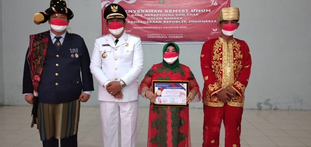 HUT RI Ke 76, 442 Warga Binaan Dapat Remisi dan  3 Orang Staff Pegawai Lapas Kls IIB Dapatkan Piagam