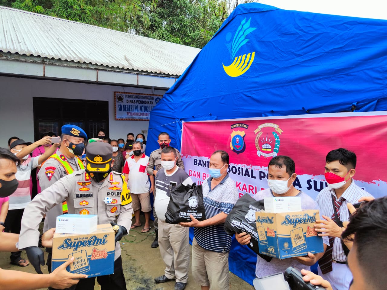 Kapoldasu Salurkan Bansos pada Masyarakat Terdampak Banjir