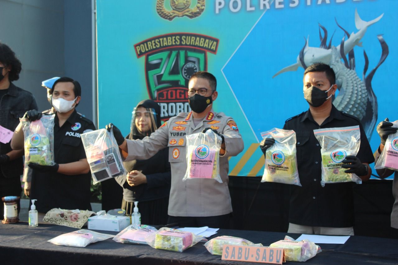 Polrestabes Surabaya Tangkap Wanita Kurir Sabu-sabu 3 Kg