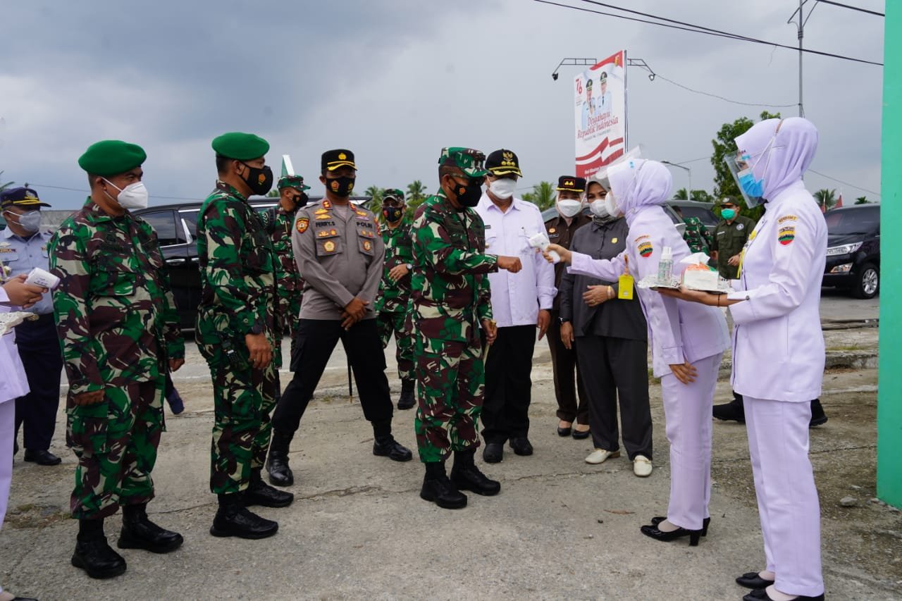 Pangdam I/BB Tinjau Pelaksanaan Serbuan Vaksinasi TNI Di Solok