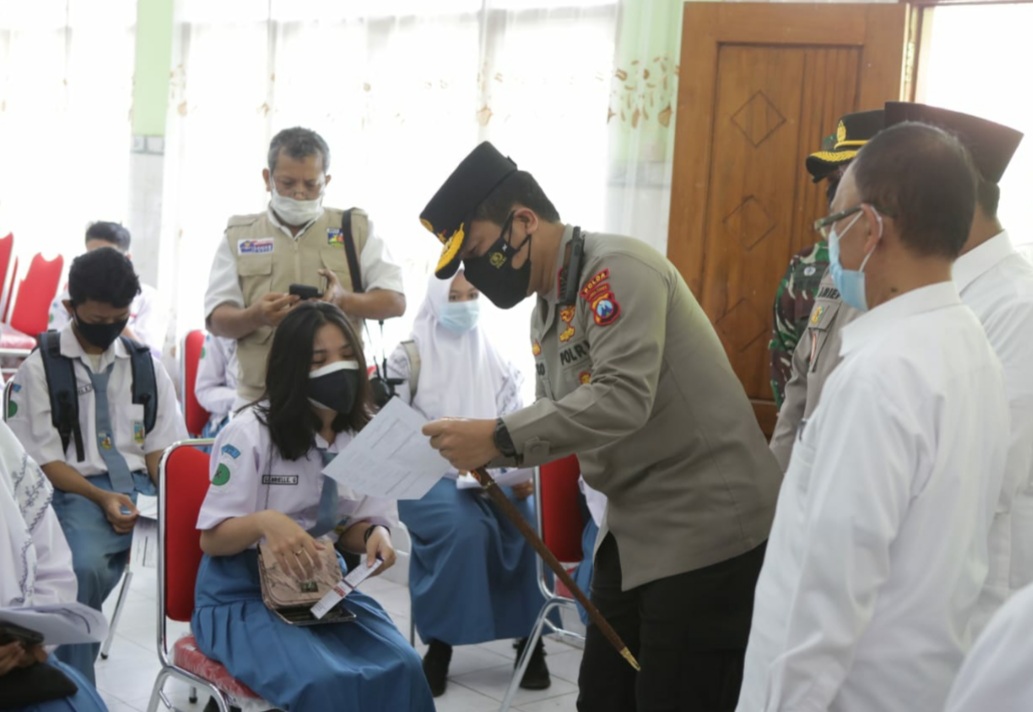Kapolda Jatim Cek Vaksinasi Pelajar SMAN 1 Gersik, Ini Kata Irjen Pol Nico Afinta