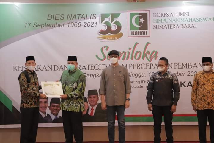 Wako Solok Terima KAHMI Award 2021 Kategori Pejabat Eksekutif