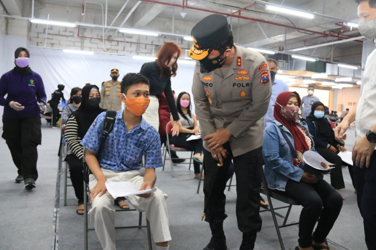 Kapolda Jatim Cek Vaksinasi dan Barcode Peduli Lindungi di Mall Surabaya