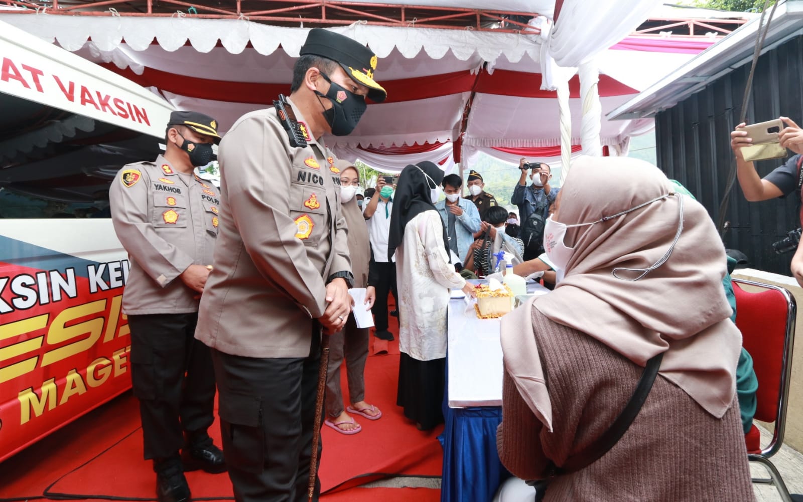 Kapolda Jatim Cek Vaksinasi Komunitas Pelaku Usaha Wisata di Telaga Sarangan