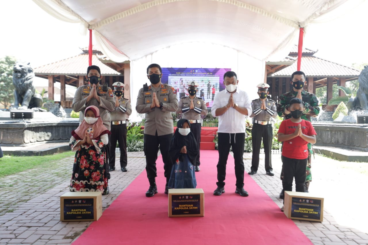 Polda Jatim Berikan Beasiswa dan Pengangkatan Orangtua Asuh Korban Bencana Covid