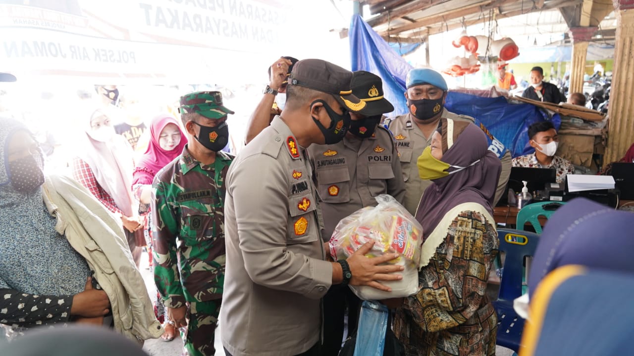 Kapolres Asahan Tinjau Vaksin dan bagikan sembako di Pasar Kebun Sayur