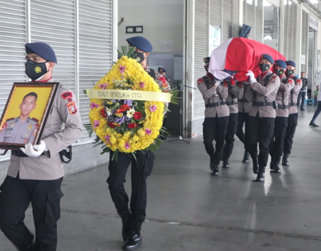 Brimob Polda Sumut Sambut Jenazah Bharatu Anumerta Kurniadi Sutio di Bandara KNIA