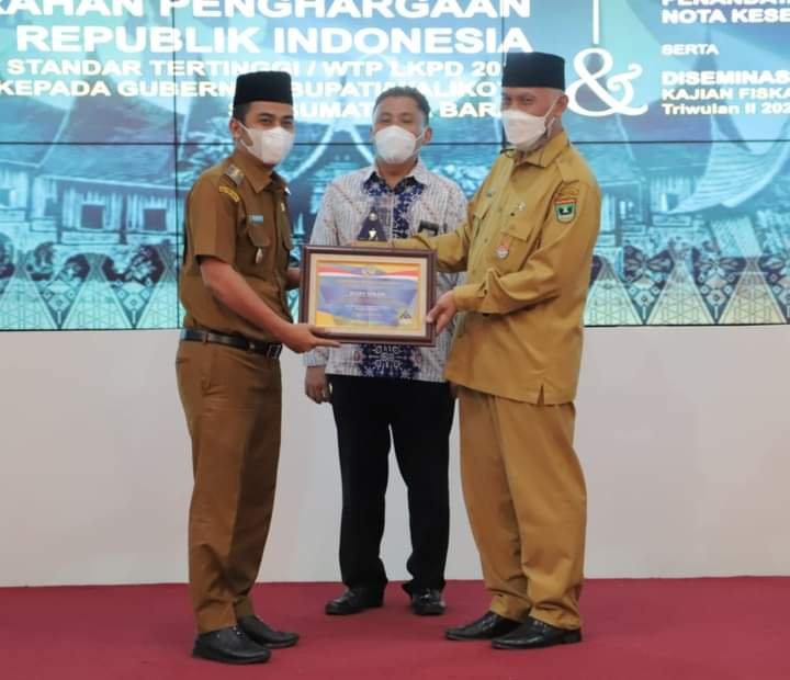 Pemko Solok terima  Plakat dan Piagam Opini WTP Kota Solok 5 Tahun Berturut-Turut