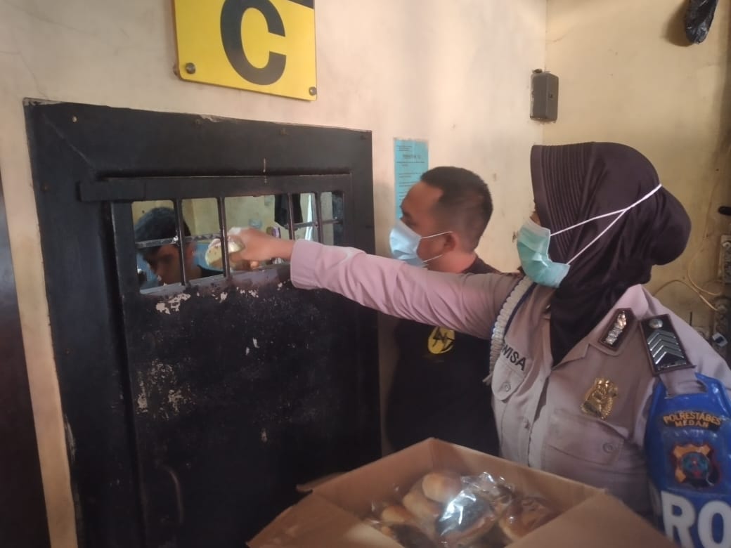 Petugas Polsek Medan Helvetia Berikan Makanan Tambahan Kepada Tahanannya
