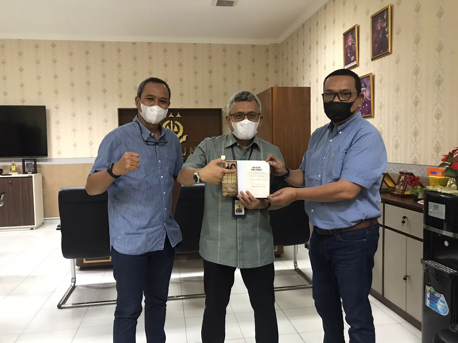 Booknesia Berikan Buku Karya Teguh Santosa kepada Asdatun Kejatisu