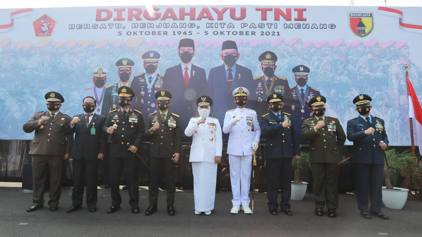 Peringati HUT TNI ke-76 Kapolda Jatim Apresiasi Gelaran Vaksinasi Serentak