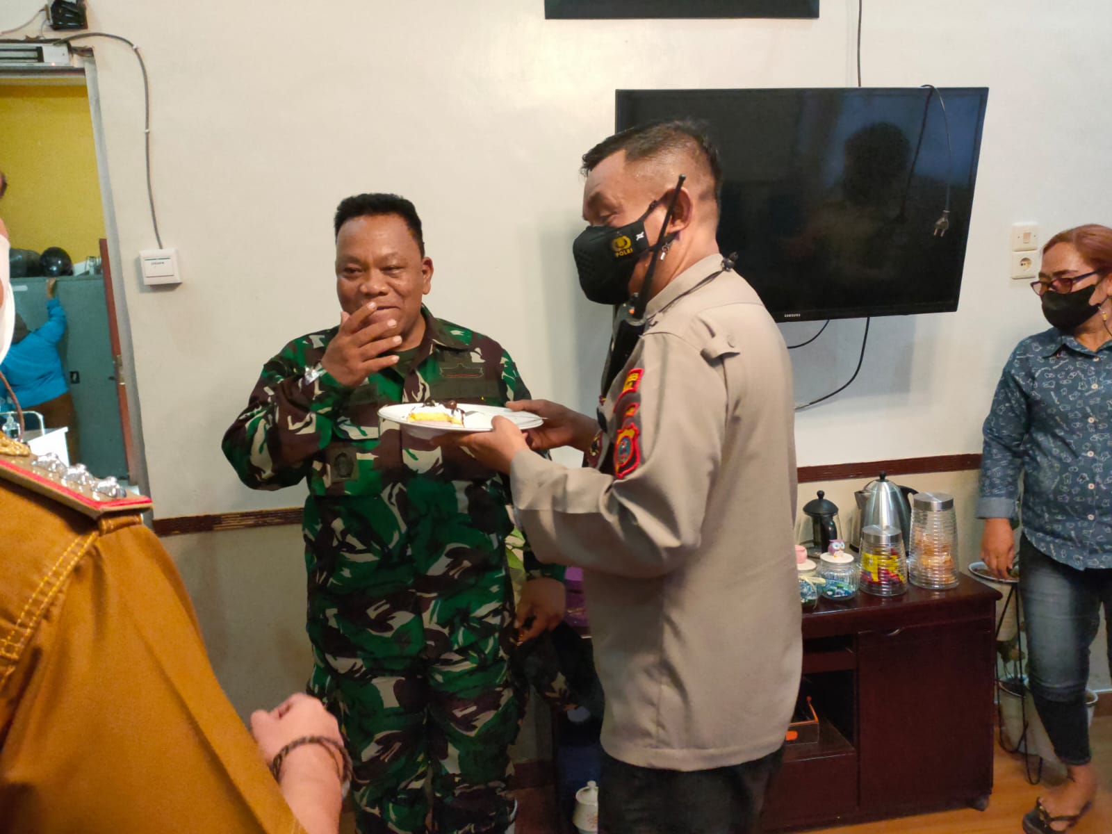 Kemeriahan HUT TNI ke 76, Danramil Medan Timur Dapat Surprise Camat dan Polsek Medan Timur