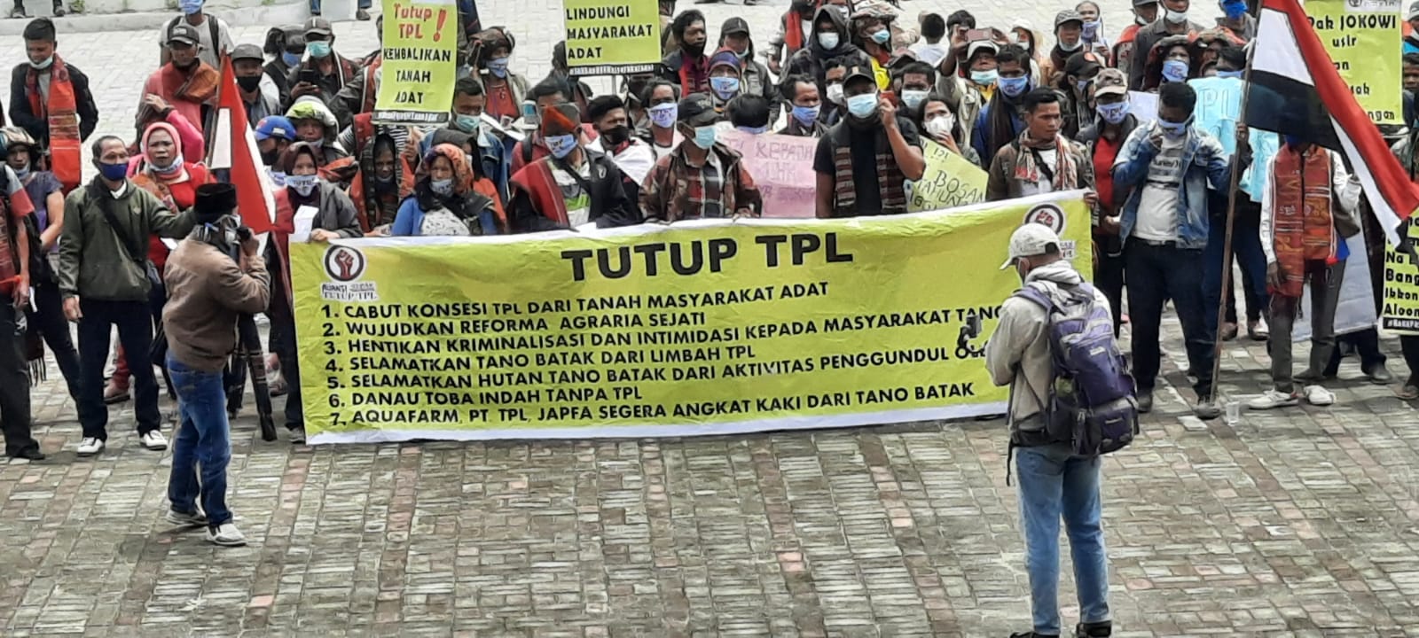 Aksi Tutup TPL Berorasi Disaat Kementerian LHK Hadir Di Toba