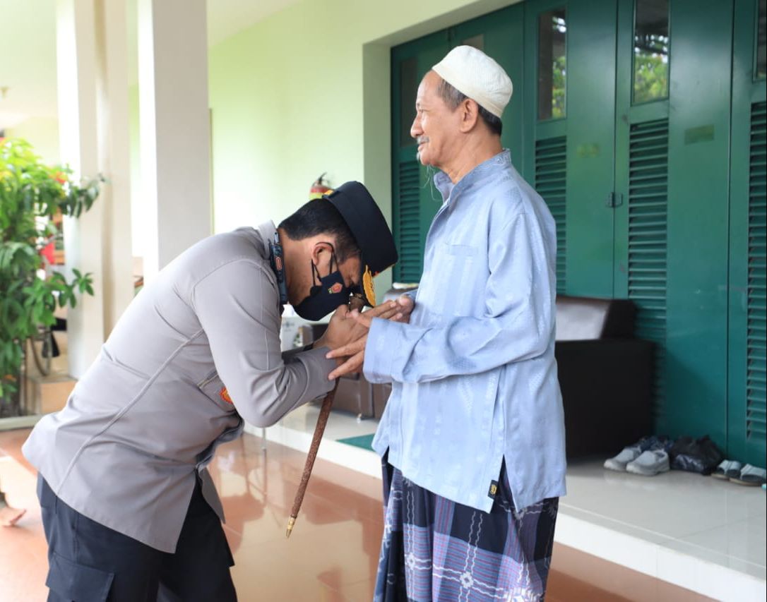 Jaga Sinergitas, Kapolda Jatim Sowan ke Gus Ali pimpinan Ponpes Bumi Sholawat