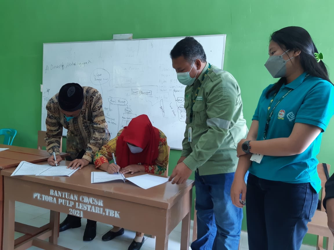 Dukung Pendidikan PT Toba Pulp Lestari, Tbk Salurkan Bantuan 30 Set Mobiler ke MTsN Toba Samosir