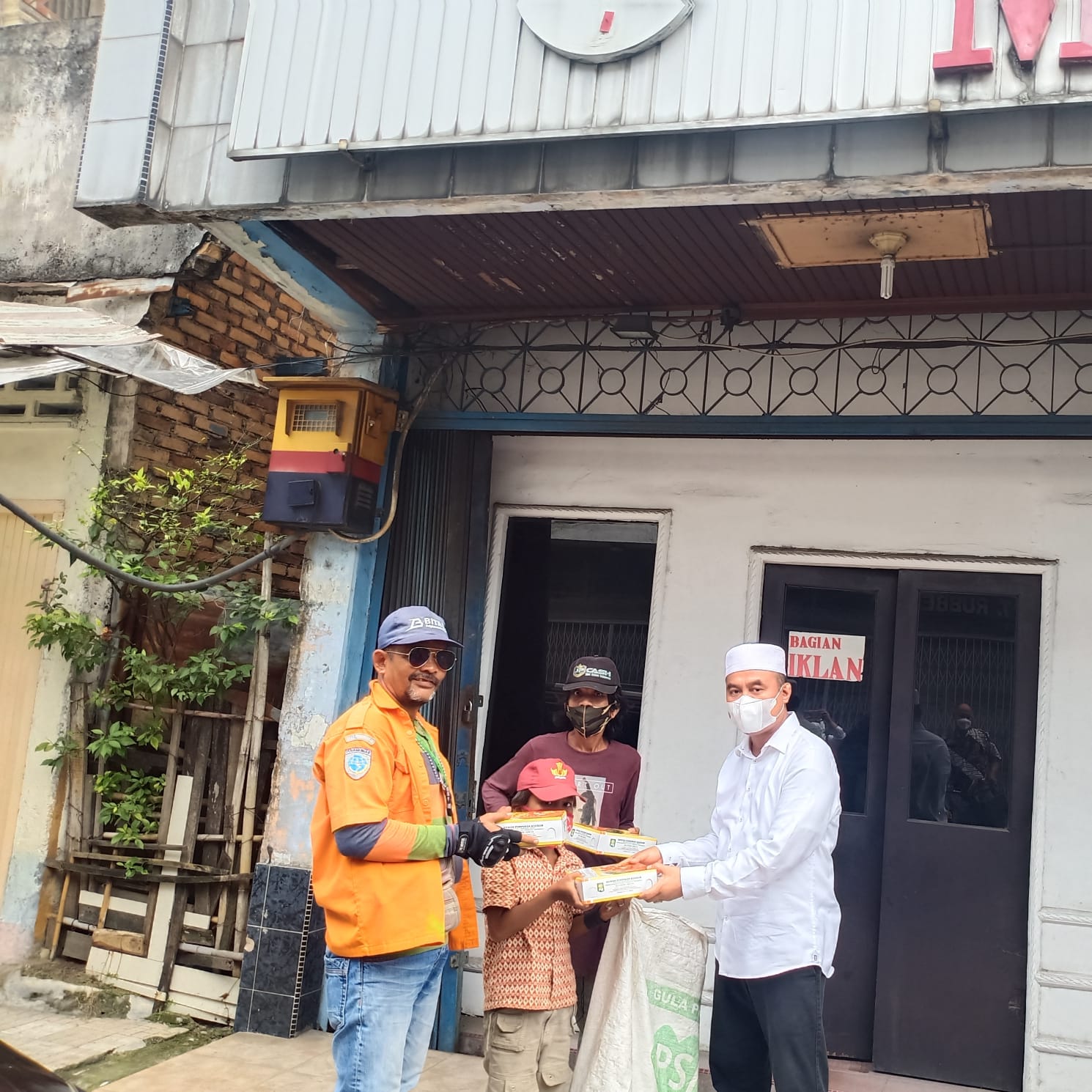 Ketua PWI Terpilih Farianda Putra Sinik  Berbagi Sembako