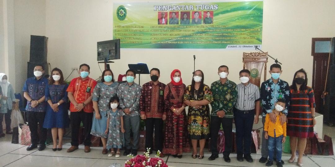 Pengantar Tugas Hakim Dan Panitera PN Stabat Diwarnai Pemberian Cendera Mata