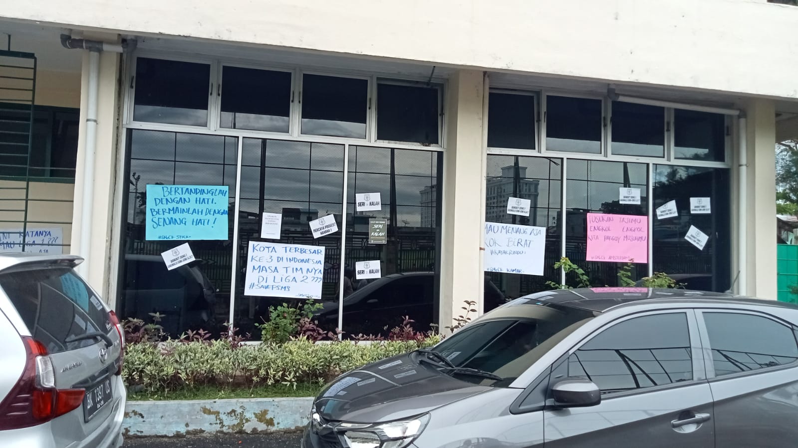 SMeCK Hooligan Tempel Poster Kritikan Di Markas PSMS Medan