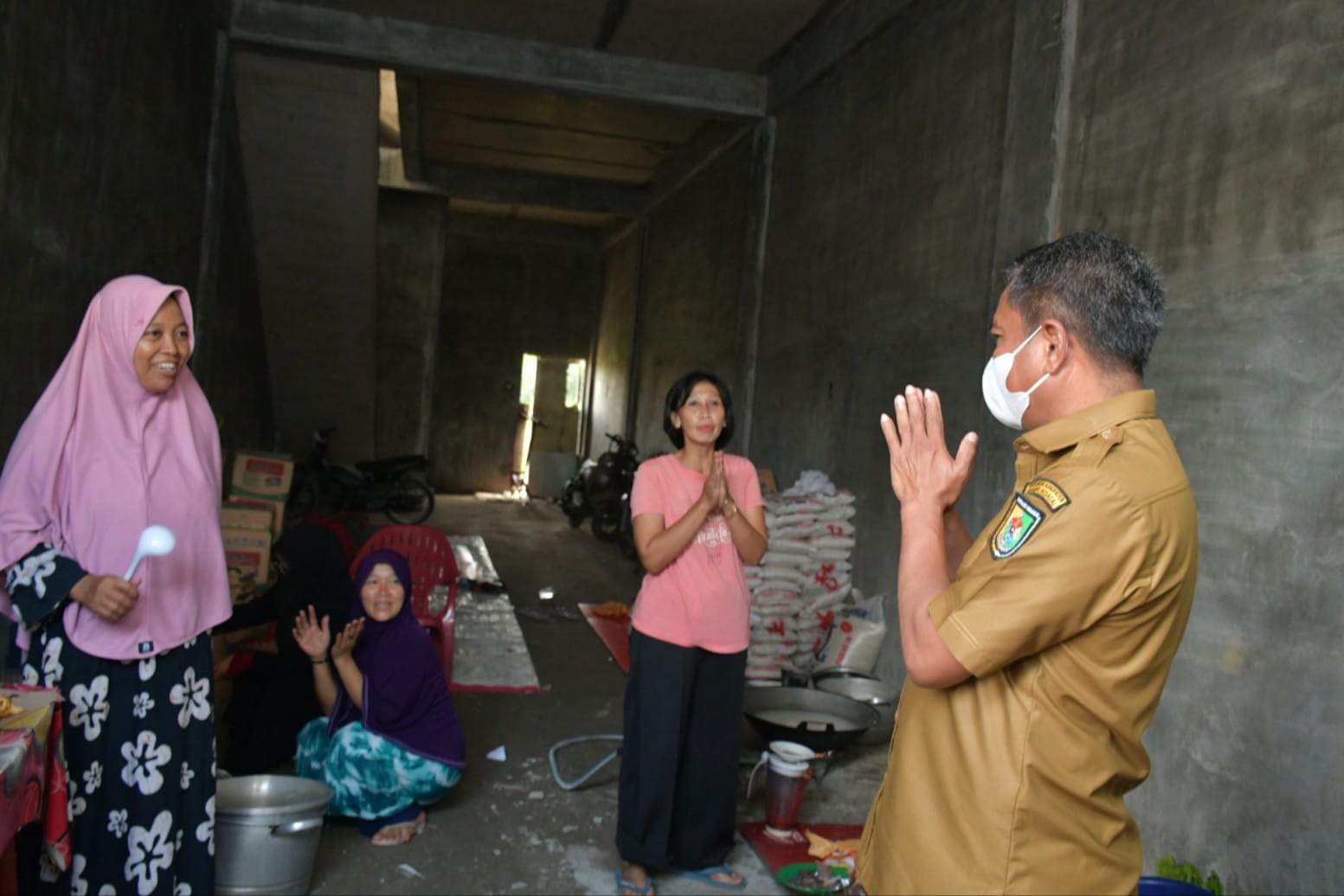 Bupati Darma Wijaya Kembali Bagikan Sembako ke Posko Pengungsian