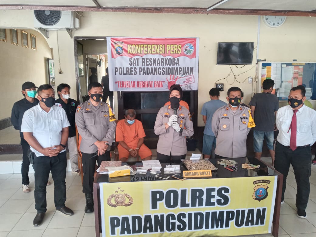 IR Warga Kampung Selamat di Tangkap Polisi, 