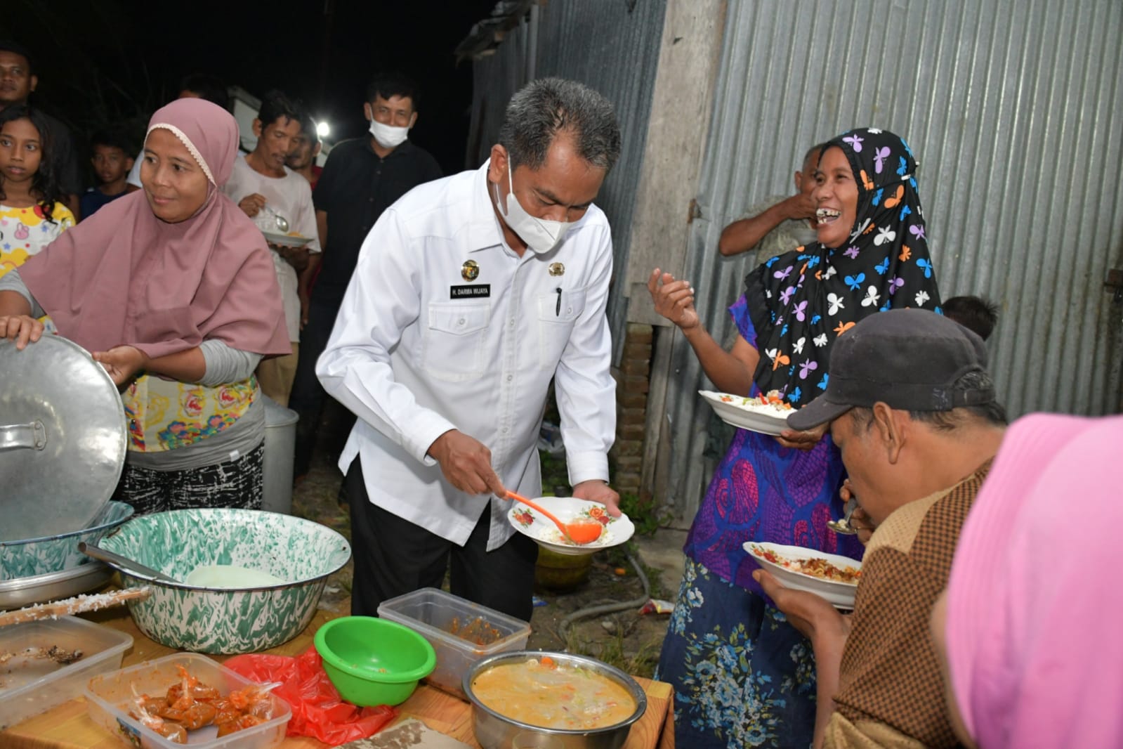 Tinjau Korban Banjir di Dolok Masihul, Bupati Darma Wijaya Sempatkan Makan Malam Bersama Pengungsi di Posko