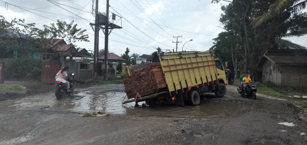 Jalan Provinsi Bentuk Kubangan Kerbau, Kenderaan Kandas