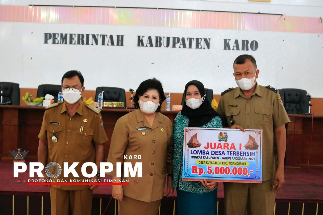 Bupati Karo  Serahkan Hadiah Lomba Desa Terbersih