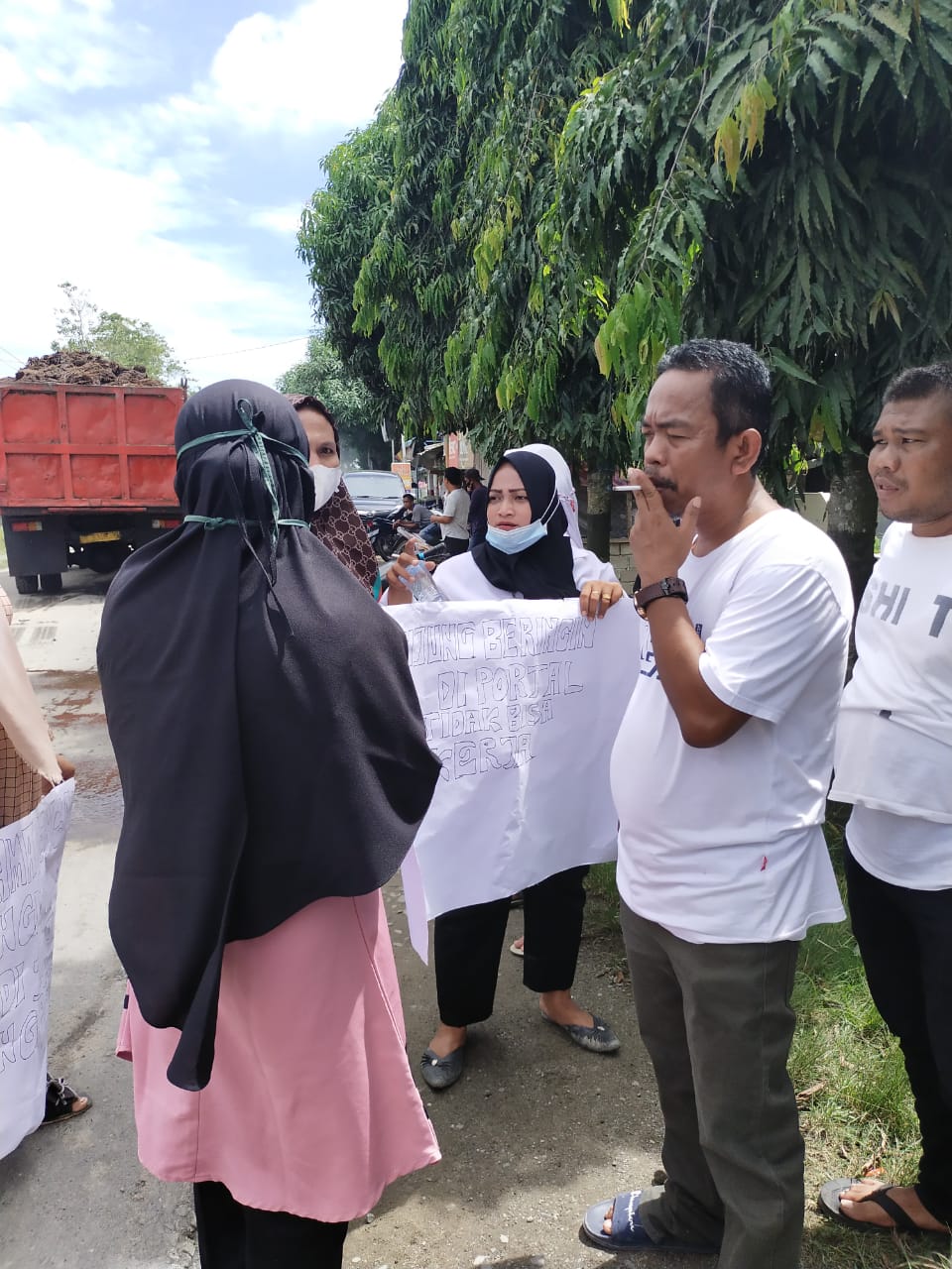 Buruh Demo Depan Polsek Padang Tualang Minta Portal Pasar X Dibuka