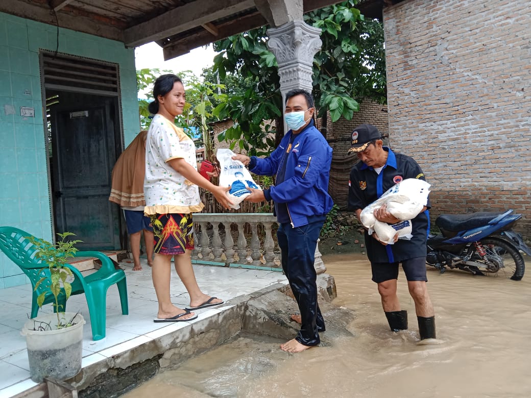 Satgas Garda Nasdem Beri Bantuan Sembako pada Warga Korban Banjir