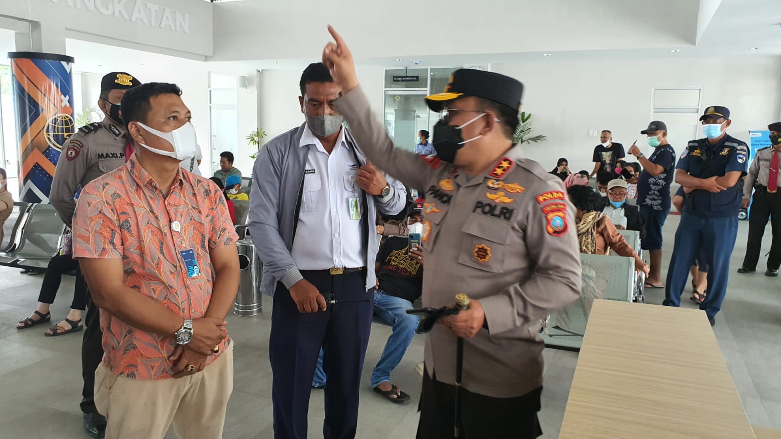 Kunjungi Pelabuhan Ajibata, Kapoldasu Sosialisasikan PPKM Level 3 Nataru