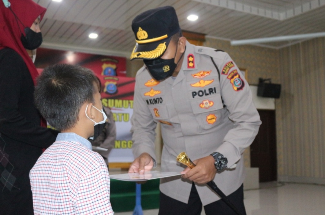 Kapolda Sumut Berikan Bansos Anak Yatim Terdampak Covid-19 di Kota T.Tinggi