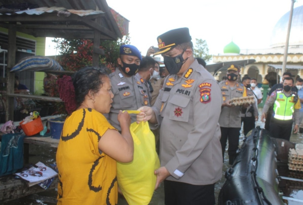Irwasda Polda Sumut Berikan Bantuan Sembako Kepada Warga Korban Banjir