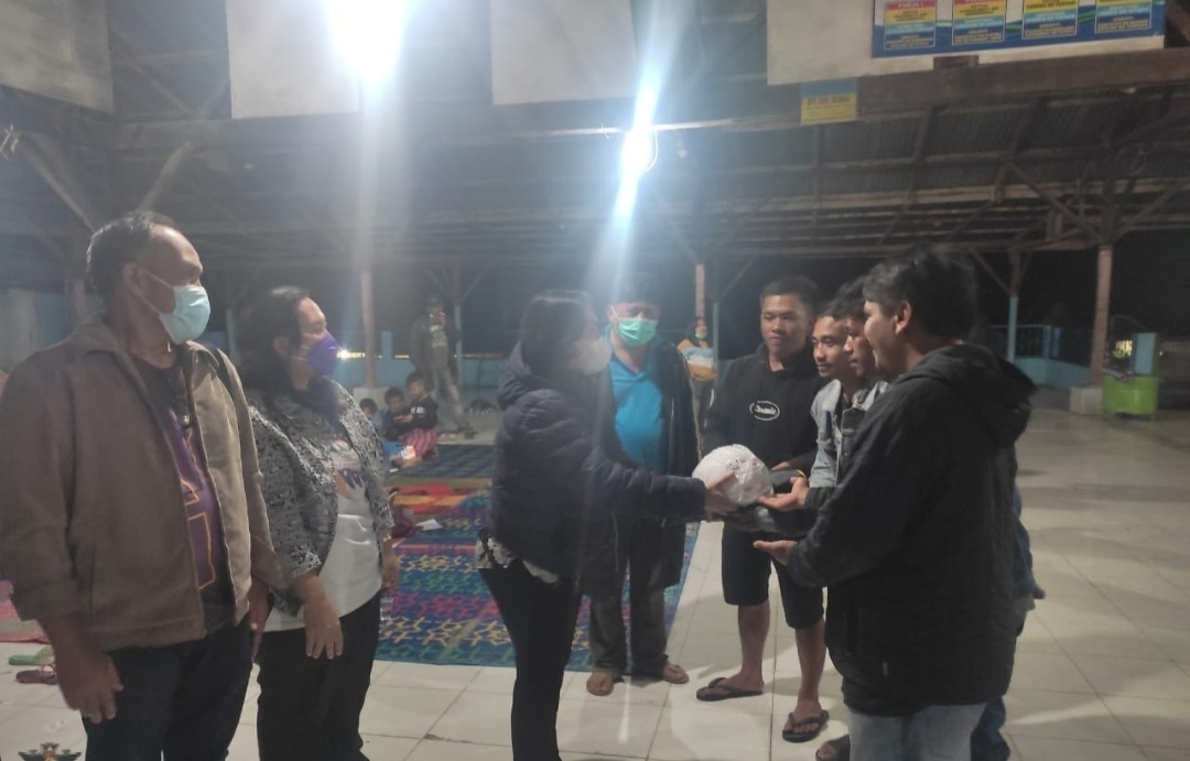 Ketua Ny. Vera Rika Theopilus Ginting Kunjungan kerja ke Desa Semangat