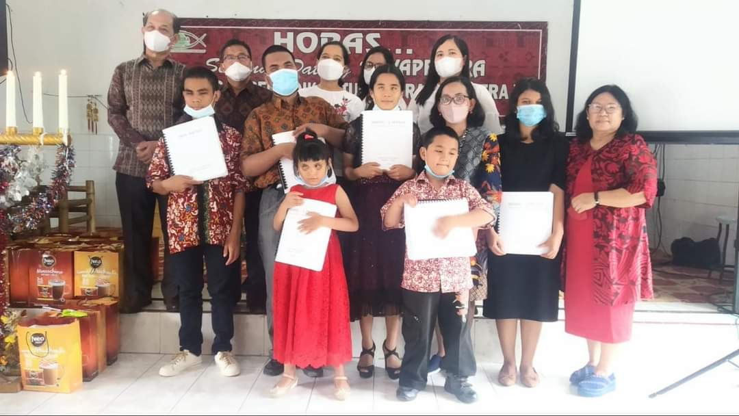 LAI Donasikan Ratusan Alkitab Braille kepada Anak Tuna Netra Yapentra