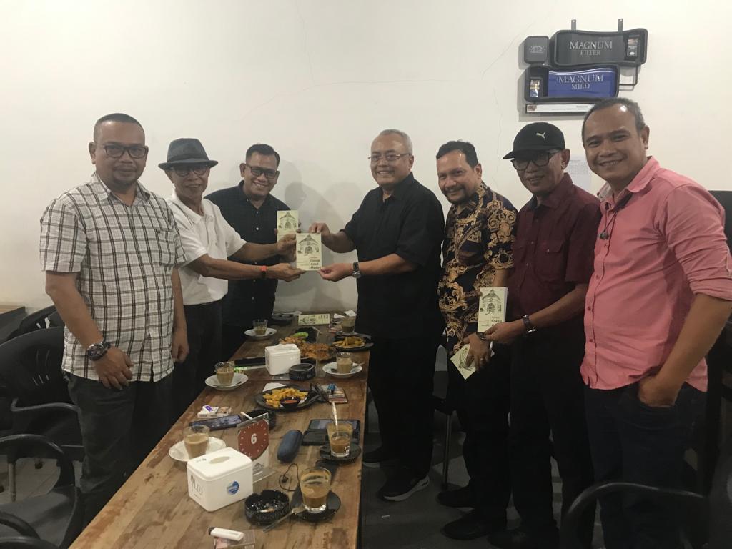 Wartawan Senior Sumut, Choking Berikan Buku Kepada Sekjen Bawaslu RI