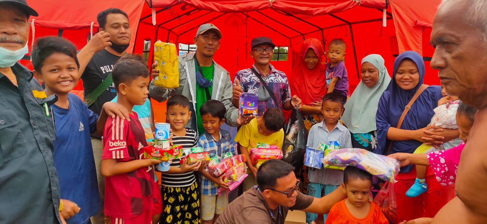 Luar Biasa,  Wartawan Sergai Bagikan Jajanan di Posko Pengungsian
