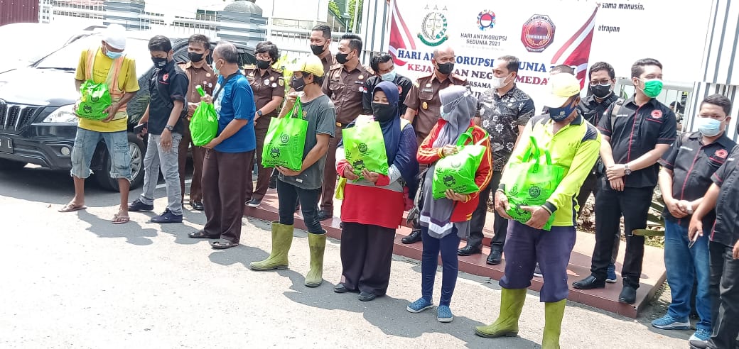 Peringati Hakordia 2021, Kejari Medan Bersama Forwakum Sumut Berbagi Sembako 