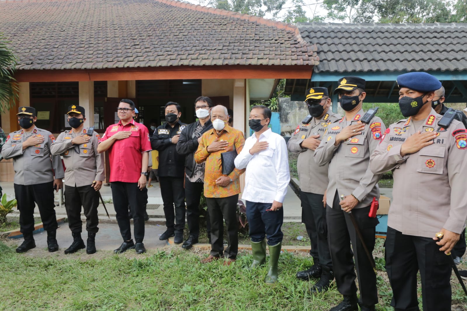 Kapolda Jatim dampingi kunjungan Komisi lll DPR RI Berikan Bansos di Pengungsian Erupsi Semeru