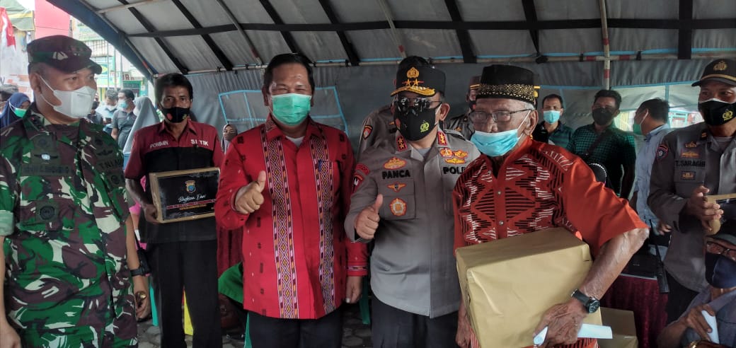 Tinjau Vaksinasi Massal, Kapoldasu Dengan Santun Menyapa Peserta Vaksinasi dan Berikan Tali Asih