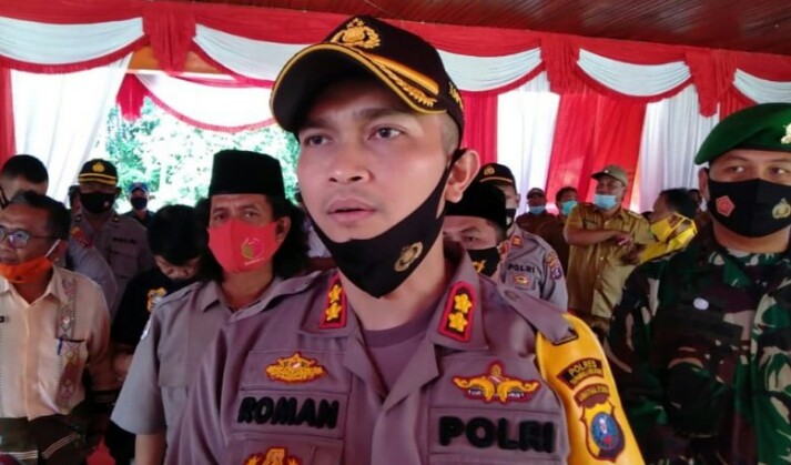 Untuk di Vaksin Jalan 10 Kilometer, Pasutri Dapatkan Pujian Kapolres Tapsel